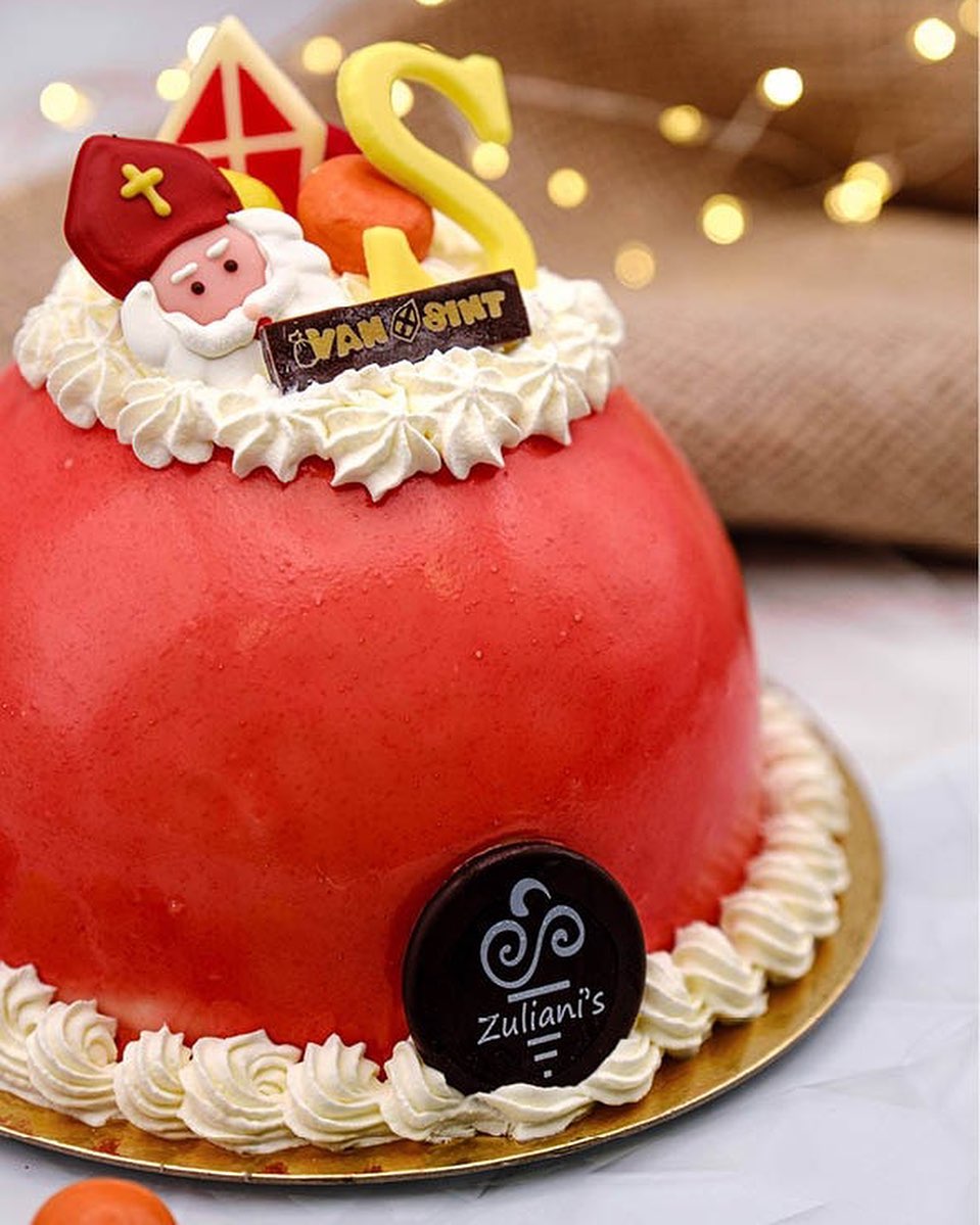 Onze Sinterklaas ijstaarten zijn online en in de winkel (Stadshart) te bestellen t/m 1 december!  Het ophalen van de ijstaarten voor Pakjesavond vindt plaats in onze 𝒈𝒍𝒐𝒆𝒅𝒏𝒊𝒆𝒖𝒘𝒆 𝒘𝒊𝒏𝒌𝒆𝒍 (Dorpsstraat)! Op zaterdag 4 december tussen 10:00 en 17:00 uur.📸: 𝑺𝒊𝒏𝒕𝒆𝒓𝒌𝒍𝒂𝒂𝒔 | € 22,- | 6 p.De klassieke ijssmaken vanille en aardbei vormen samen met een bodem van cake deze mooie ijstaart. De rode kleur van de aardbeien glaçage maakt deze taart extra vrolijk! Afgewerkt met room en snoepgoed.🏼 #linkinbio 🏼 www.zoetermeerseijstaarten.nl