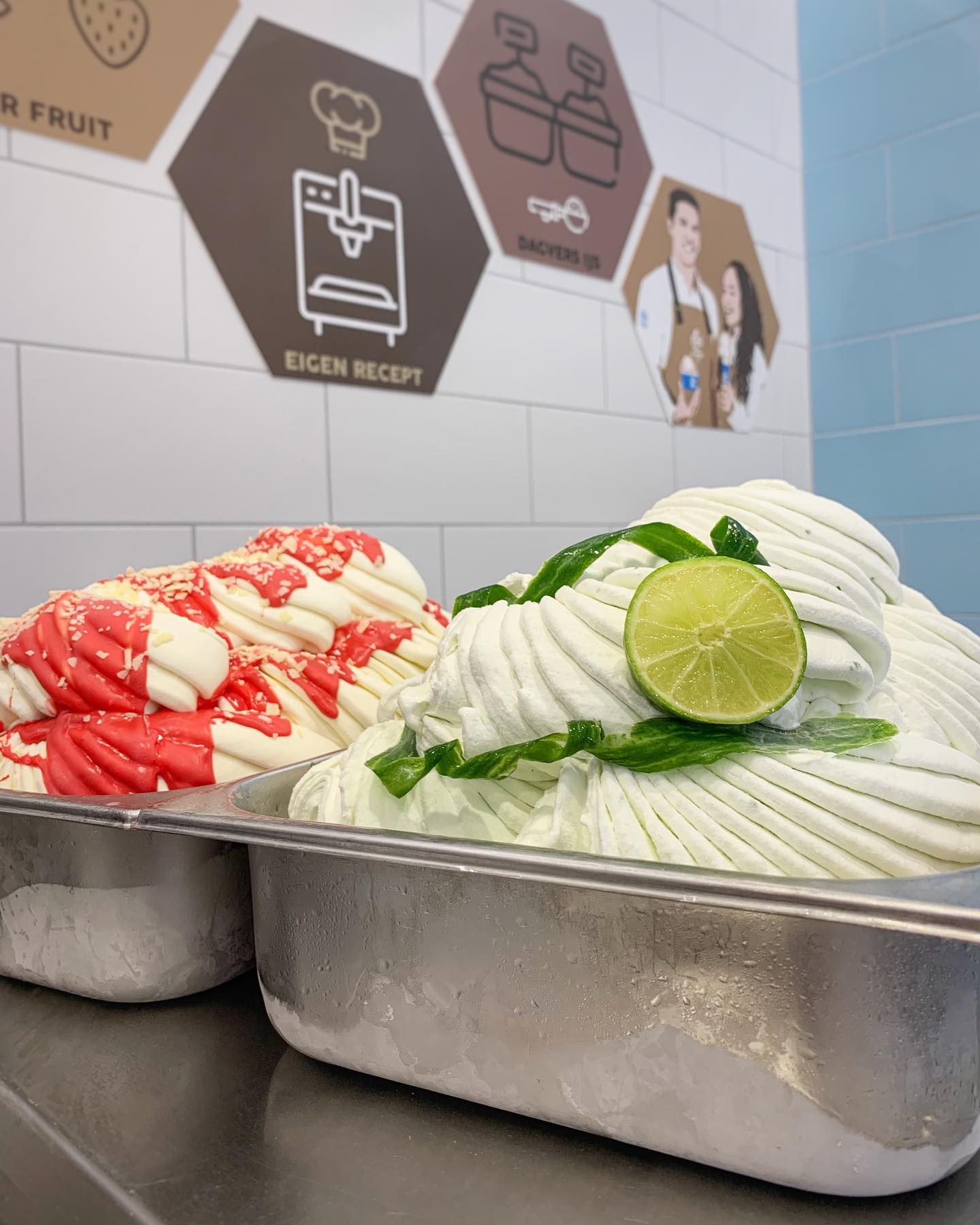 Twee spannende ijssmaken die alleen onze ijsbereiders kunnen verzinnen 🏻‍ tijdelijk vanaf vandaag in de vitrines van beide winkels Witte chocolade framboos: heerlijk zoete combi  & Limoen-Komkommer: verfrissend, sorbet en vegan! 🥒