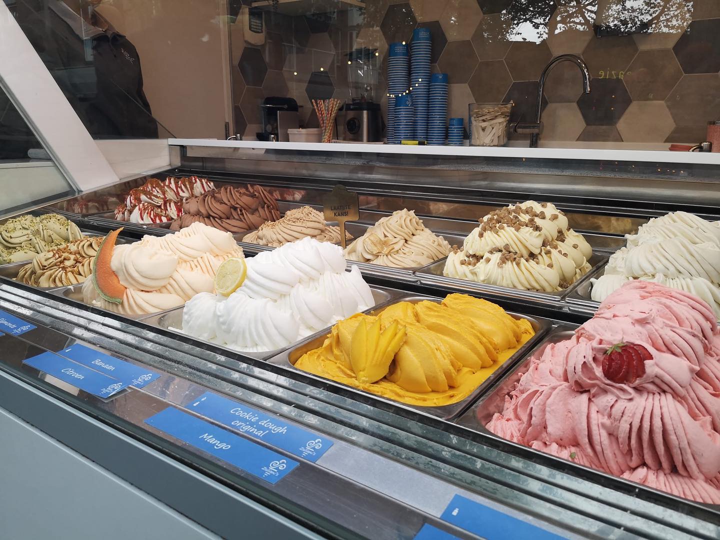 Dit laatste weekend van het ijsseizoen zijn we nog geopend voor een lekker ijsje  beide winkels, zowel vandaag als morgen tot 20:00 uur! Maar op = op!