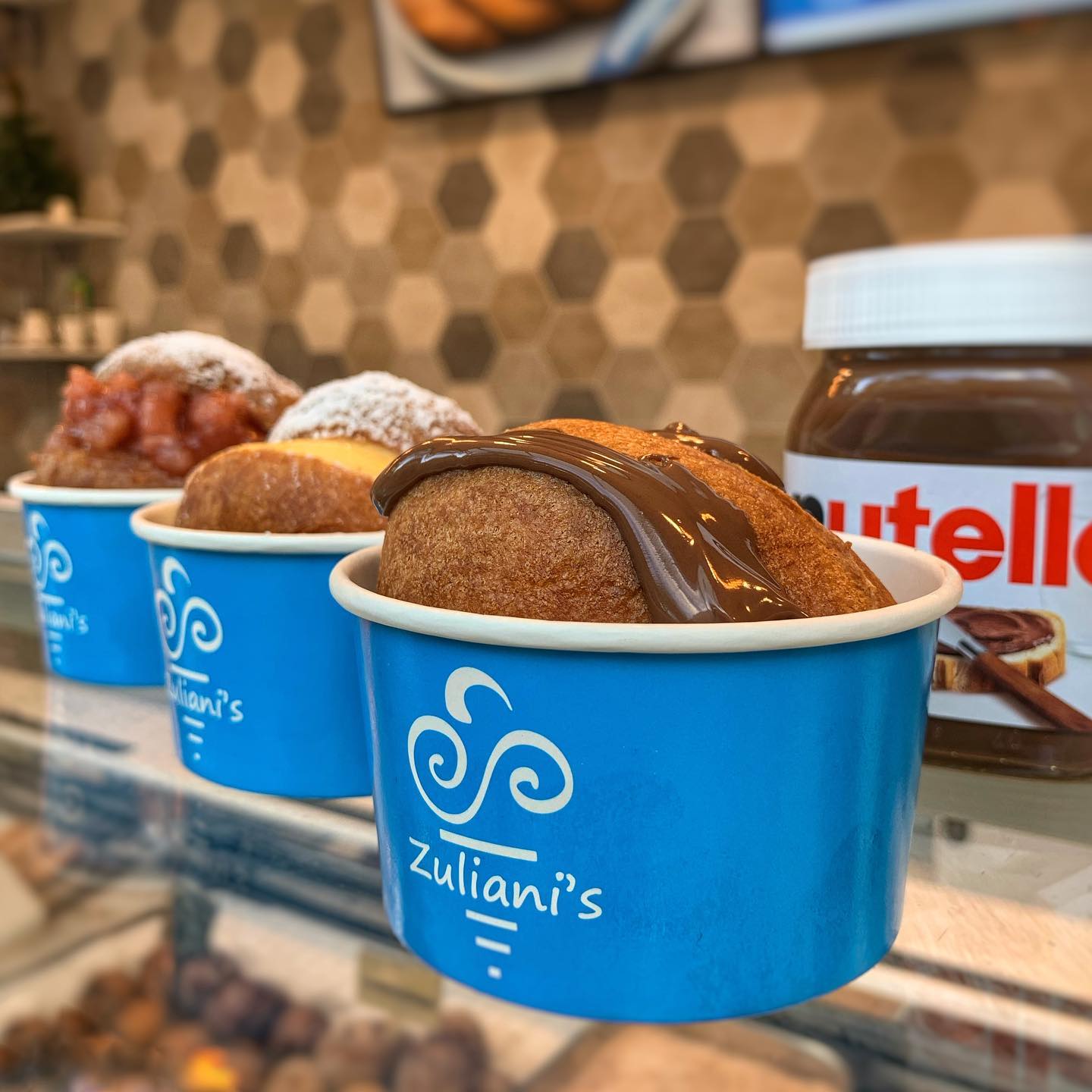 Het weekend staat voor de deur! 🏼 Bij Zuliani’s haal je tijdens het shoppen in @stadshartzmeer een heerlijke gevulde oliebol! Een berlinerbol met bakkersroom, een bol met Hollandse stoofpeertjes of ga voor lekkere warme Nutella! 🏼