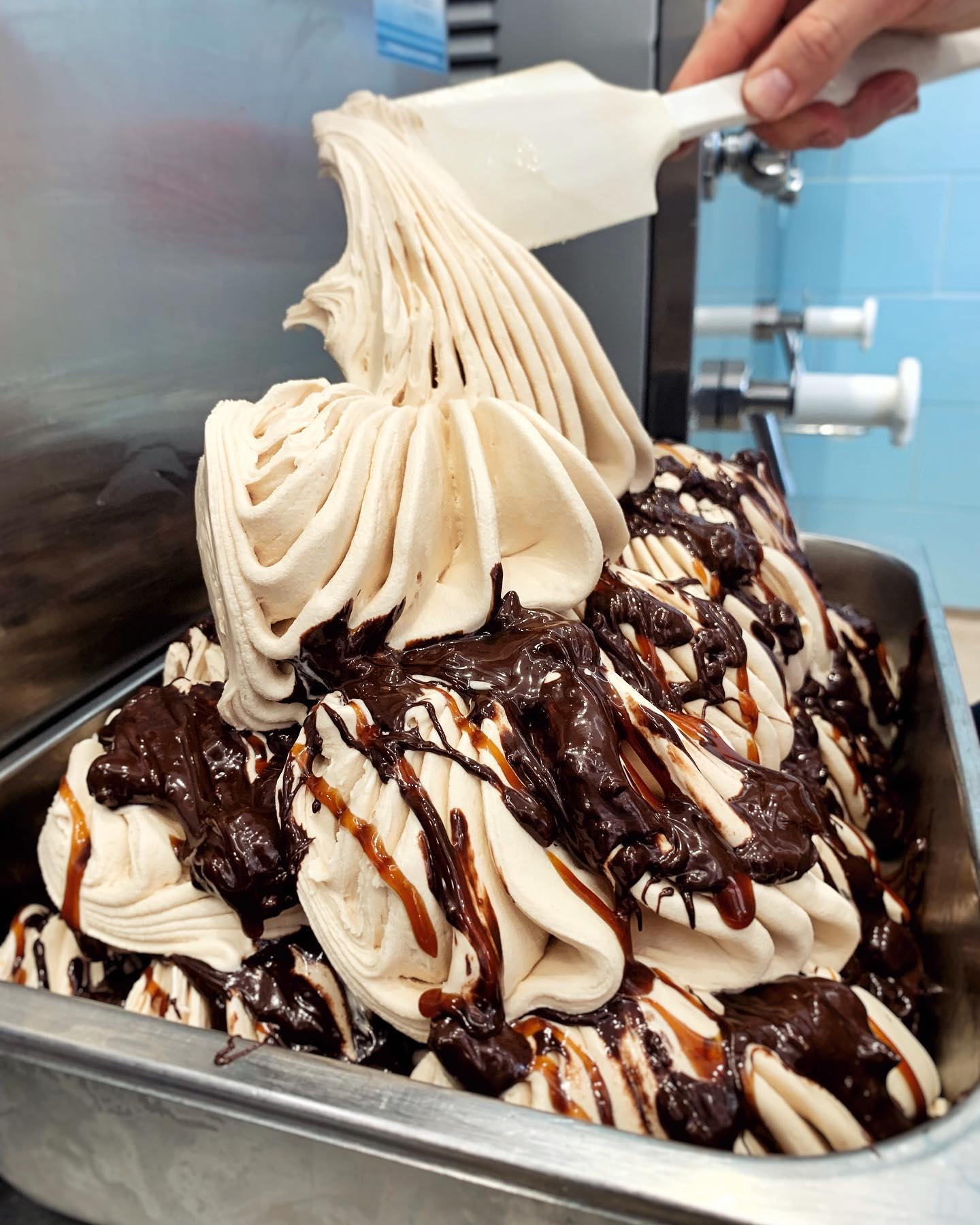 Wij hebben weer Snickers-ijs, vers gedraaid!  een laag ijs, een laag chocolade met pinda en een laagje karamel. Hmmm…Nu als wisselsmaak in beide winkels!