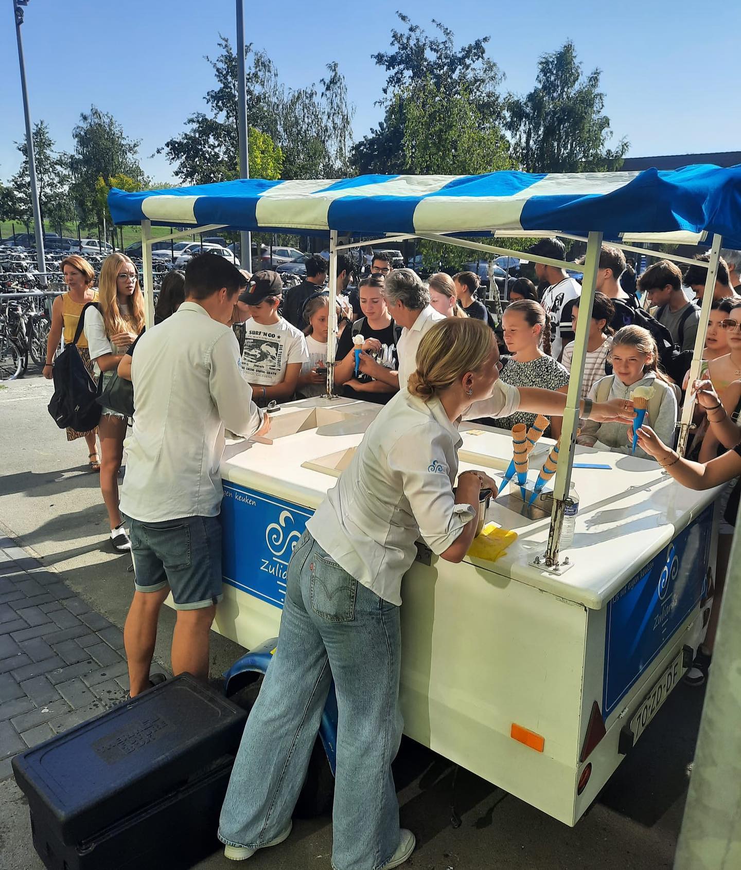 Uitgenodigd door het @picassolyceum 🏼 Alle leerlingen krijgen een ijsje met dit warme weer!